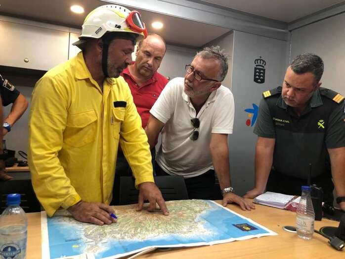 Reunión del presidente del Gobierno con el equipo de extinción del incendio de Valleseco (Foto TA)