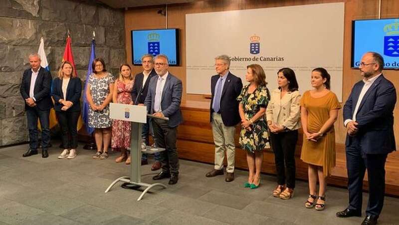 El presidente del Gobierno de Canarias. Ángel Victor Torres (c) con los consejeros y consejeras del Ejecutivo regional (Foto TA)