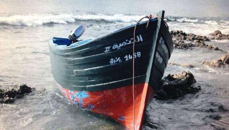 En la embarcación viajaban aproximadamente un total de 20 personas. Hasta el momento se han localizado a 14 varones (Foto Lancelot Digital)