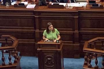 Carmen Hernández, diputada regional de NC y vicealcaldesa de Telde, en las primeras sesiones del Parlamento Canario este martes y miércoles (Foto TA)