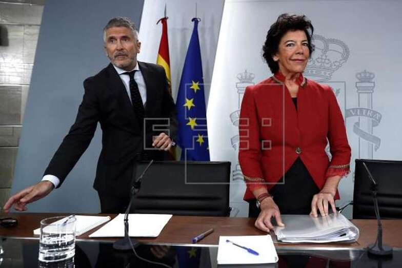 La portavoz del Gobierno, Isabel Celaá, y el ministro del Interior en funciones, Fernando Grande Marlaska (Foto Efe)