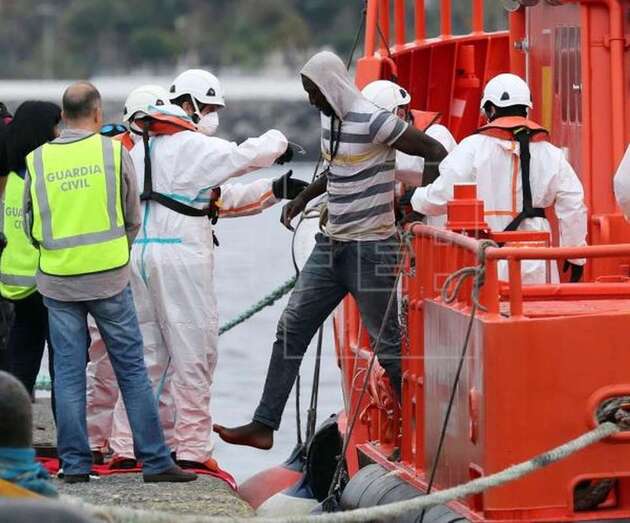 Foto de archivo de la llegada al sur de Gran Canaria de los ocupantes de un cayuco rescatado por Salvamento Marítimo (Efe / Elvira Urquijo A.)
