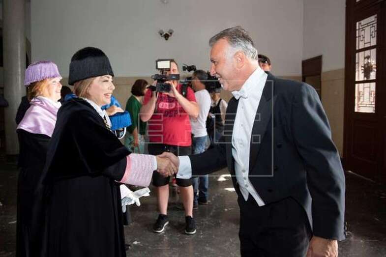 El presidente de Canarias, Ángel Víctor Torres (d), en la apertura del curso académico de la ULL (Foto Efe)