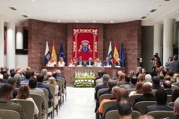 El Parlamento regional reconoce a la Policía Local y Protección Civil de Telde su labor en la extinción de los incendios (Foto TA)