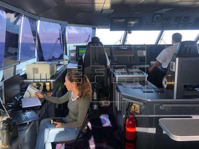 Una investigadora controlando desde el puente de mando del buque el nuevo sistema de detección de cetáceos (Foto Efe)