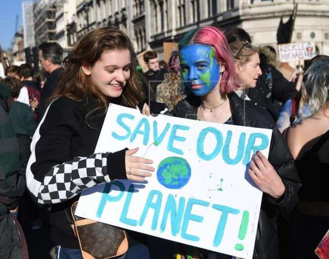 Varios estudiantes participan en una manifestación organizada en Londres para pedir medidas para frenar el cambio climático (Foto / Facundo Arrizabalaga)