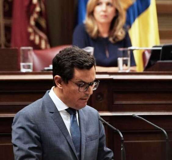 El diputado teldense por CC, Pablo Rodríguez, durante su intervención en el Pleno de este martes en el Parlamento regional (Foto TA)