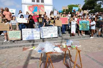 Miles de personas se movilizan en Canarias ante la emergencia climática (Foto TA)