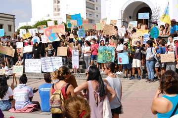Miles de personas se movilizan en Canarias ante la emergencia climática (Foto TA)