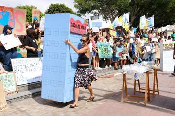 Miles de personas se movilizan en Canarias ante la emergencia climática (Foto TA)