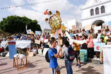 Miles de personas se movilizan en Canarias ante la emergencia climática (Foto TA)