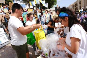 Miles de personas se movilizan en Canarias ante la emergencia climática (Foto TA)