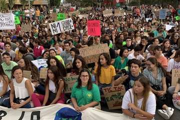 Miles de personas se movilizan en Canarias ante la emergencia climática (Foto TA)