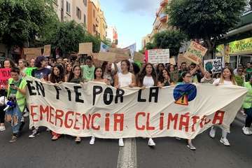 Miles de personas se movilizan en Canarias ante la emergencia climática (Foto TA)