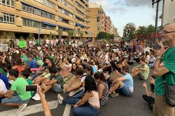 Miles de personas se movilizan en Canarias ante la emergencia climática (Foto TA)