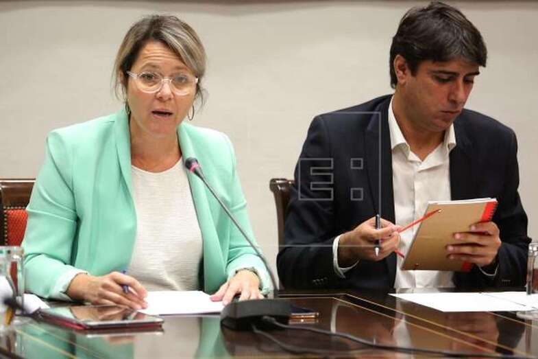 La consejera de Agricultura, Alicia Vanoostende (i), en comisión parlamentaria este lunes (Foto Efe / Cristóbal García)
