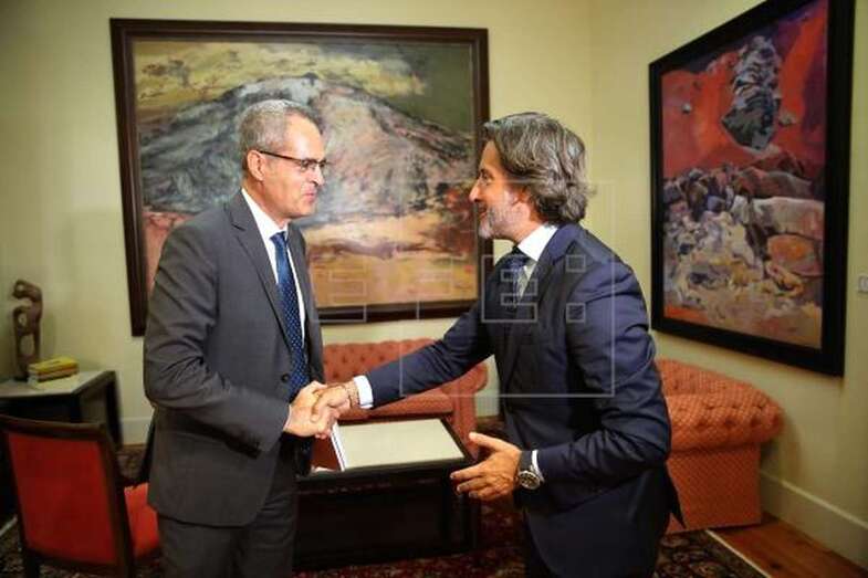 El fiscal superior de Canarias, Luis del Río (I), entregó este lunes al presidente del Parlamento de Canarias, Gustavo Matos, la memoria correspondiente al ejercicio 2018 (Foto Efe / Cristóbal García)