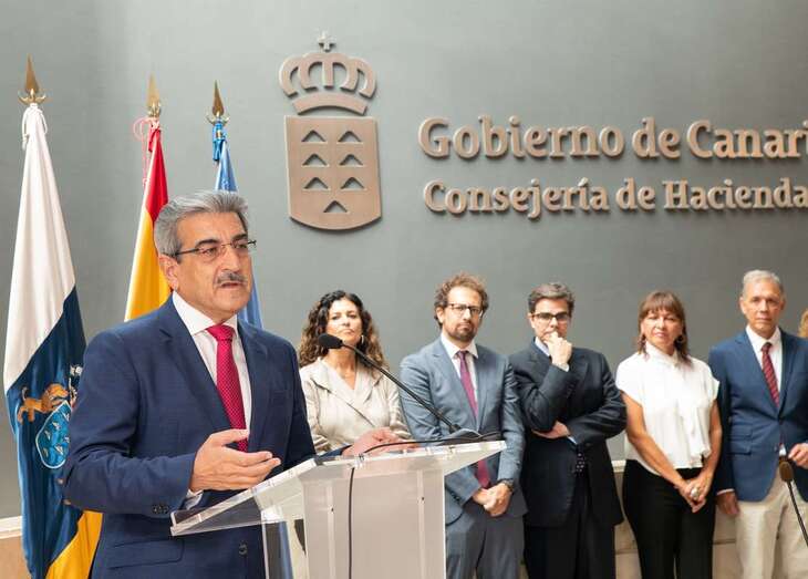 Román Rodríguez en la toma de posesión de siete miembros de su consejería (Foto TA)