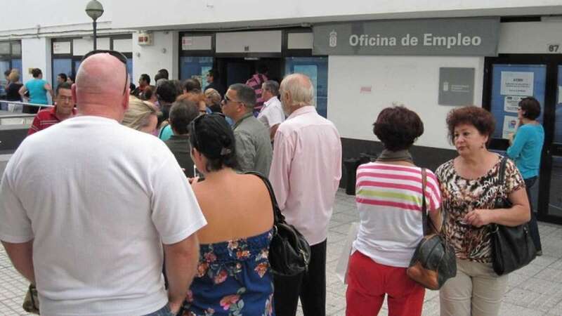 Imagen de archivo de una cola a las puertas de una oficina del Servicio Canario de Empleo (Foto Canarias7)