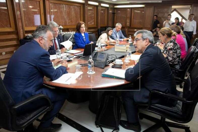 El presidente de Canarias, Ángel Víctor Torres (i), conversa con el vicepresidente Román Rodríguez, antes de comenzar la reunión semanal del Consejo de Gobierno (Foto Efe / Quique Curbelo)