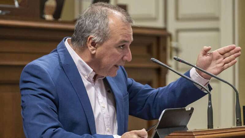 Imagen de archivo de Luis Campos en el Parlamento canario (Foto TA)