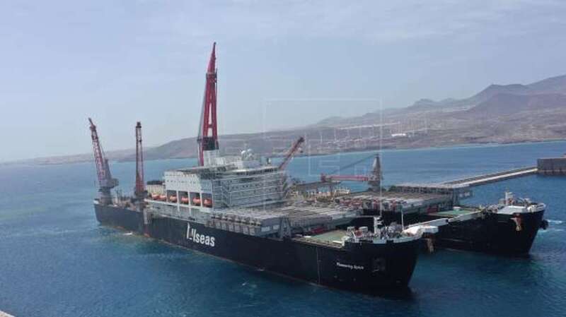 El Pioneering Spirit estará en el puerto tinerfeño entre cuatro y cinco meses (Foto TA)