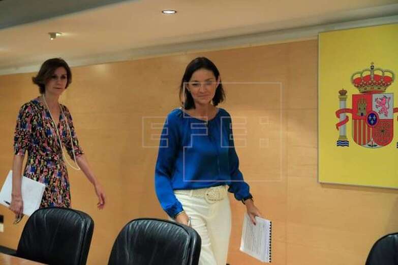 La ministra Reyes Maroto, a su llegada a la rueda de prensa (Foto EFE / Fernando Alvarado)