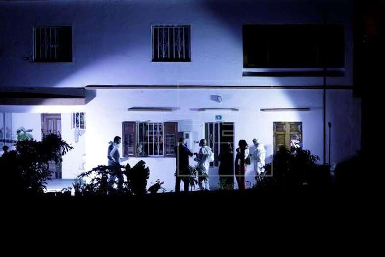 Efectivos de Guardia Civil en la vivienda del Camino Los Barriales del municipio tinerfeño de Tegueste (Foto Efe / Ramón de la Rocha)