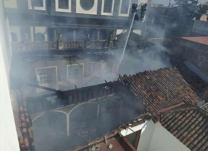 Bomberos trabajando en la extinción del incendio en el Ateneo de La Laguna, después de que cediera el techo (Foto TA)