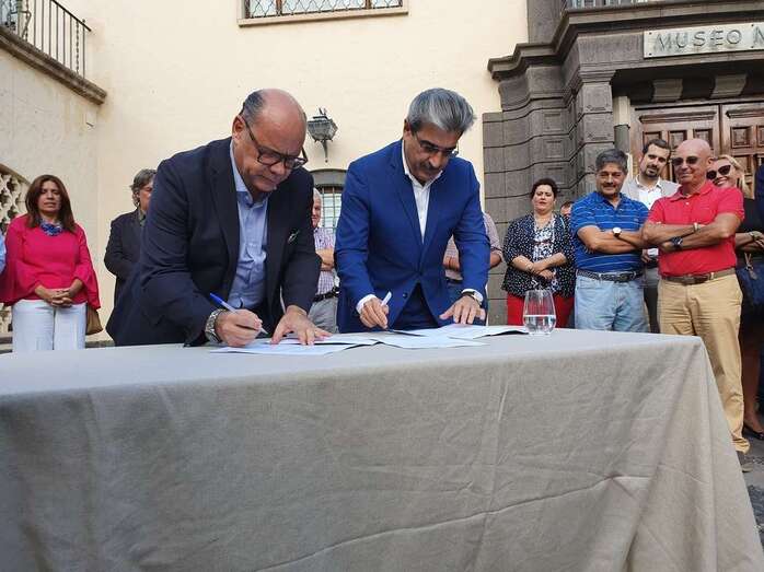 Momento de la firma pública del acuerdo (Foto TA)