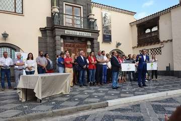 Cargos y destacados militantes de NC y CC de Telde respaldan la alianza nacionalista para el 10-N (Foto TA)