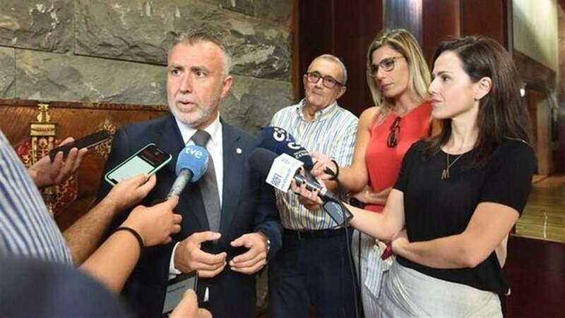 Ángel Víctor Torres, atendiendo a los medios de comunicación (Foto EP)
