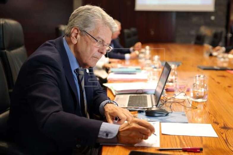 El consejero de Administraciones Públicas, Justicia y Seguridad, Julio Pérez, antes de comenzar la reunión semanal del Consejo de Gobierno (Foto Efe / Cristóbal García)