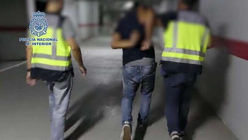 Momento de la detención del hombre por tenencia y producción de material pornográfico en Tenerife (Foto TA)