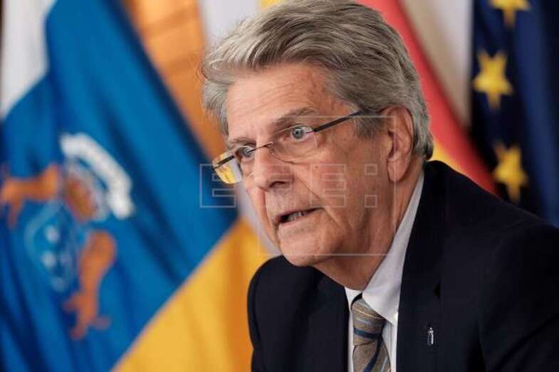  El portavoz del Ejecutivo, Julio Pérez, informó sobre los acuerdos adoptados por el Consejo de Gobierno celebrado este jueves en la capital grancanaria (Foto Efe / Ángel Medina G.)