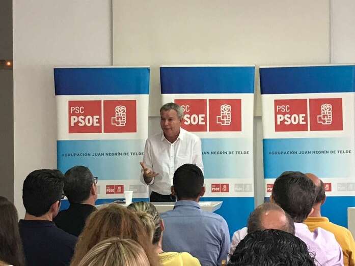 Sebastián Franquis, en una imagen de archivo en la sede del PSOE de Telde (Foto TA)
