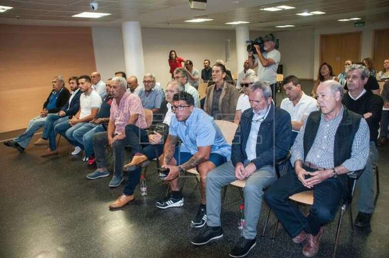Foto de archivo del juicio contra las personas sorprendidas cocinando pardelas protegidas en Alegranza (Foto Efe / Javier Fuentes)