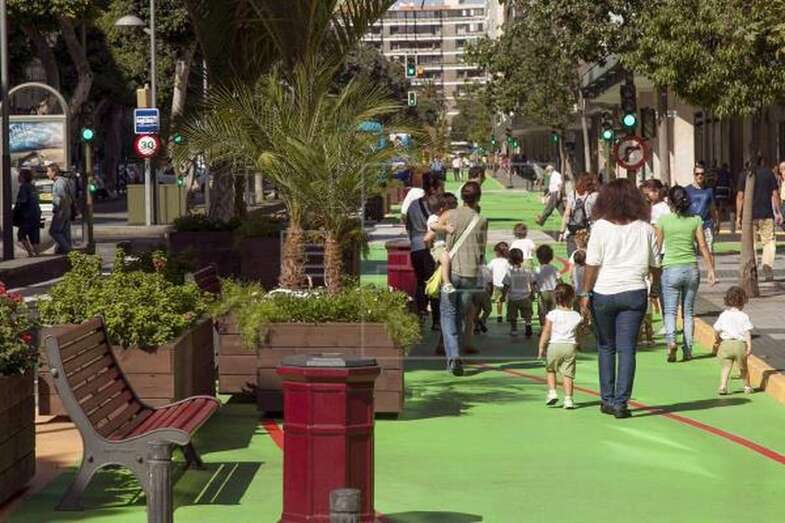 Un grupo de personas pasean por la avenida de Mesa y López, en la capital grancanaria (Foto Efe / Ángel Medina G.)