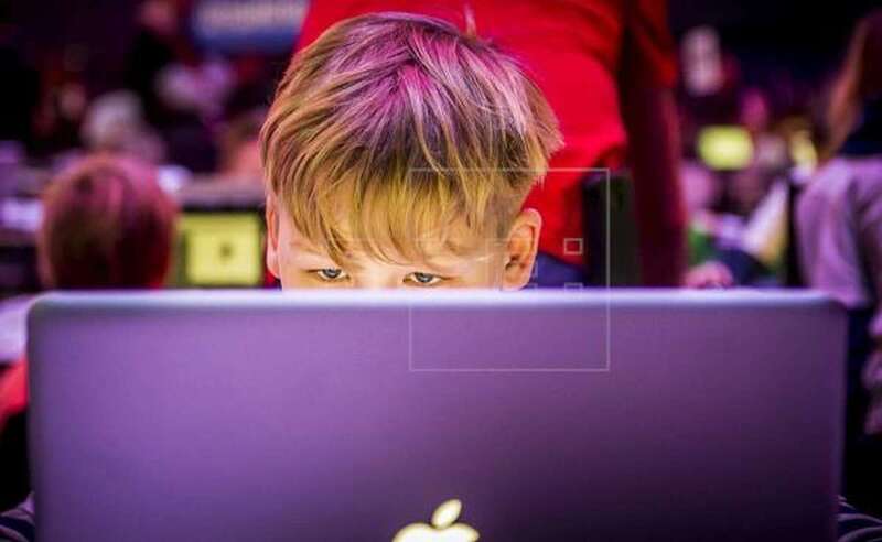 Un niño consultando un portátil durante la feria de programación informática CoderDojo (Foto Efe / Remko de Waal)