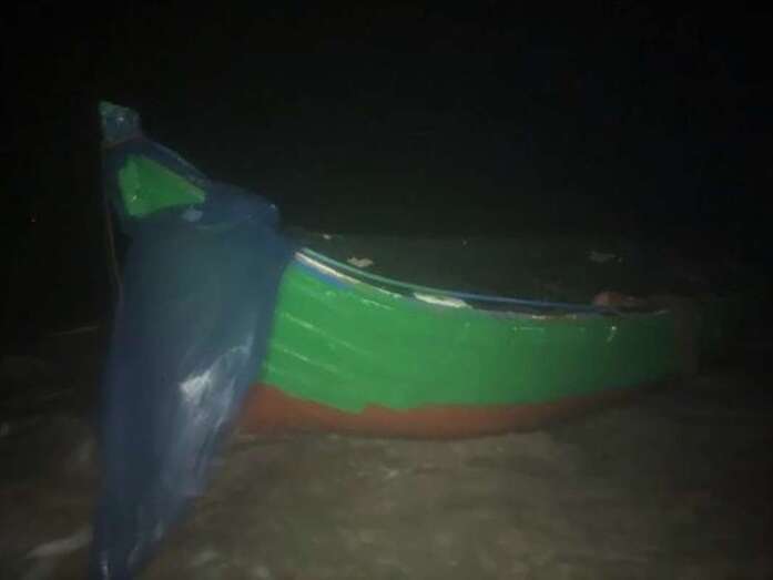 Patera llegada a la costa de Haría (Foto Lancelotdigital)