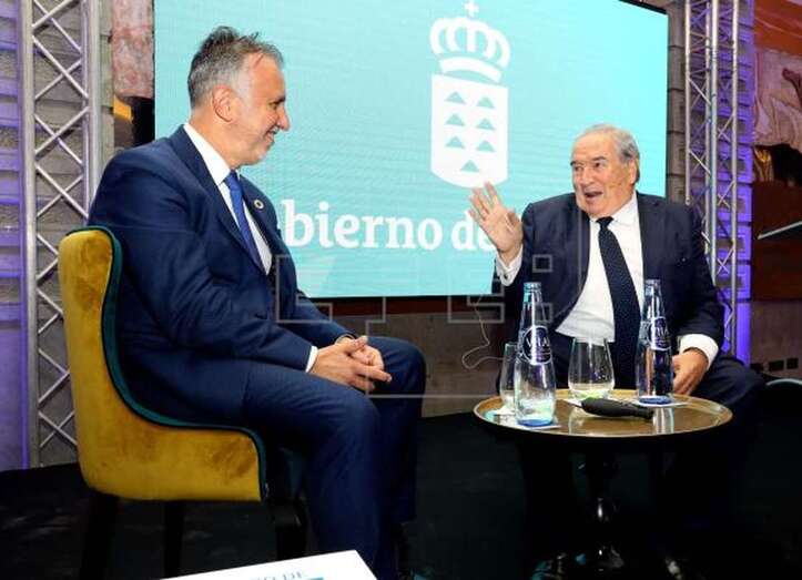 El presidente Ángel Víctor Torres, este lunes junto a Jerónimo Saavedra (Foto Efe / Elvira Urquijo A.)