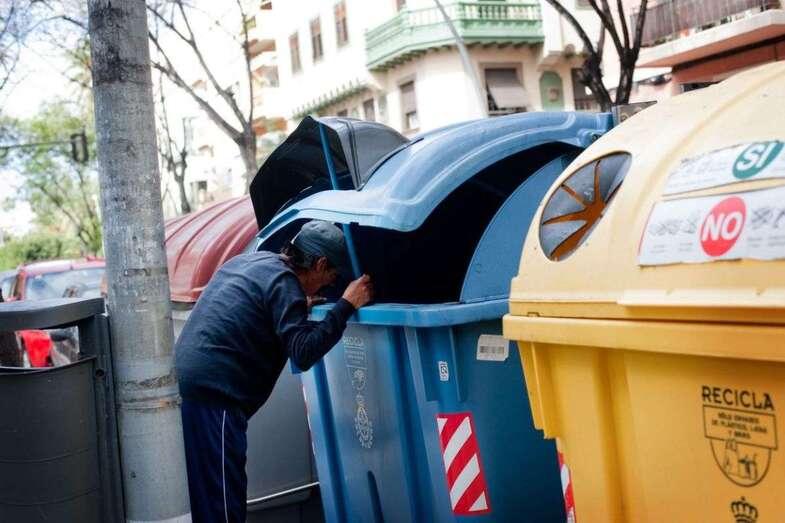 Una persona indigente rebusca entre contenedores de basura en Tenerife (Foto Fran Pallero)