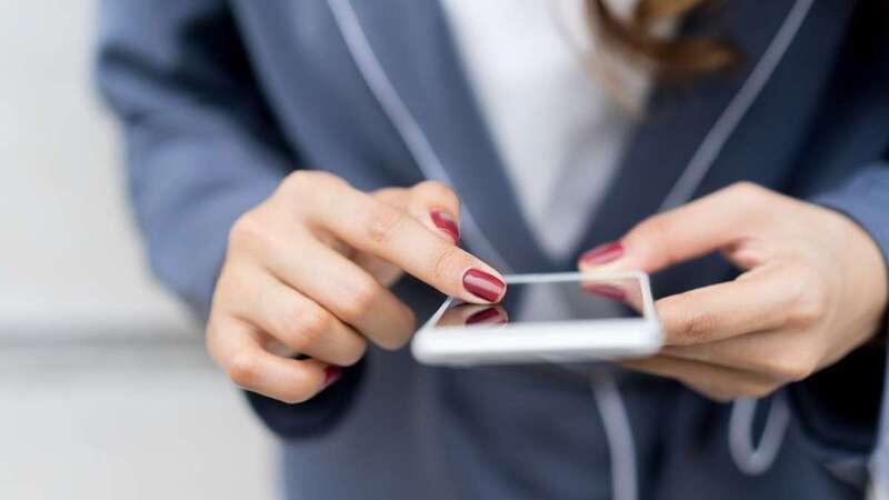 Una mujer consulta su móvil (Foto TA)