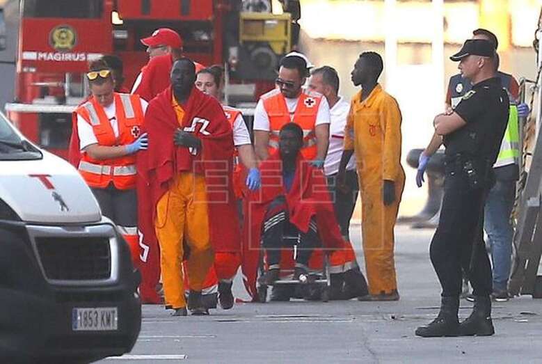 Imagen de los inmigrantes rescatados por un petrolero a 610 kilómetros de Canarias a su llegada al puerto de Las Palmas (Foto Efe / Elvira Urquijo A.)