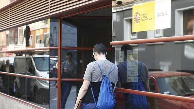 Imagen de archivo de una persona en la puerta de la Oficina de Empleo (Foto EP)