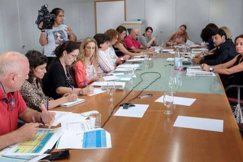 La consejera Noemí Santana mantuvo este martes una reunión con los responsables de Servicios Sociales de los siete cabildos (Foto Efe / Ángel Medina G.)