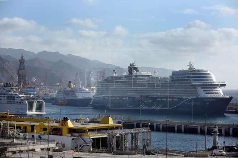 Imagen de archivo de dos cruceros en el puerto de Santa Cruz de Tenerife (Foto Efe / Cristóbal García)