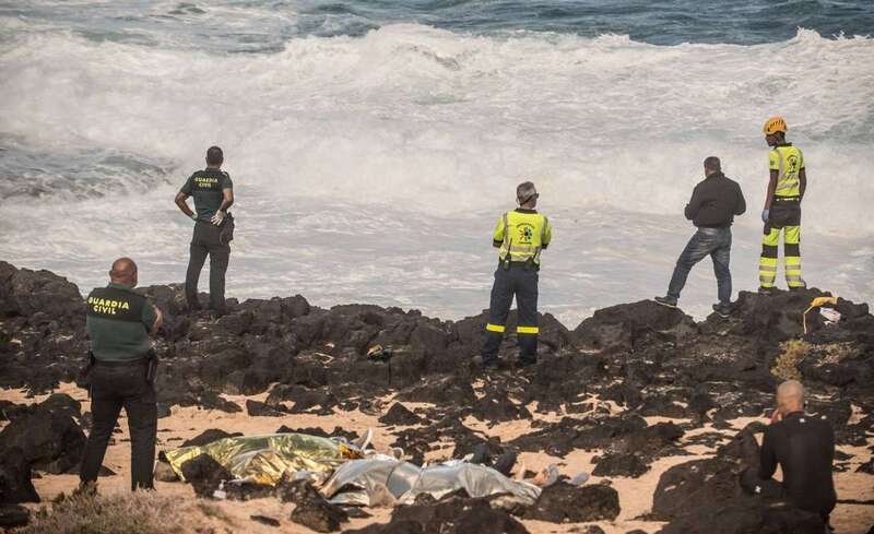 Los servicios de emergencias frente a las costas de Lanzarote (Foto EFE)