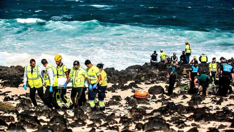 Los servicios de emergencia en la costa de Lanzarote donde se produjo el naufragio (Foto RTVE-C)