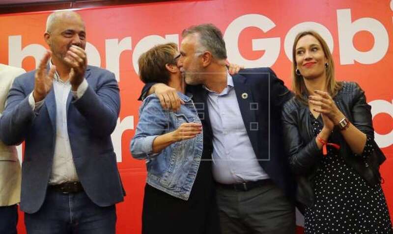 El presidente del Gobierno de Canarias y secretario general del PSOE de Canarias, Angel Víctor Torres (2d), felicita a sus candidatos (Foto Efe / Elvira Urquijo A.)